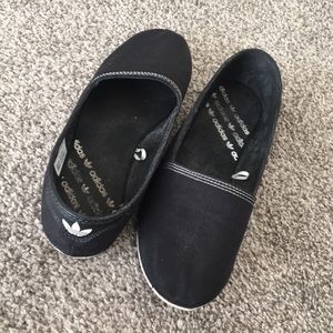 Women’s Adidas slip-on shoes, US 6